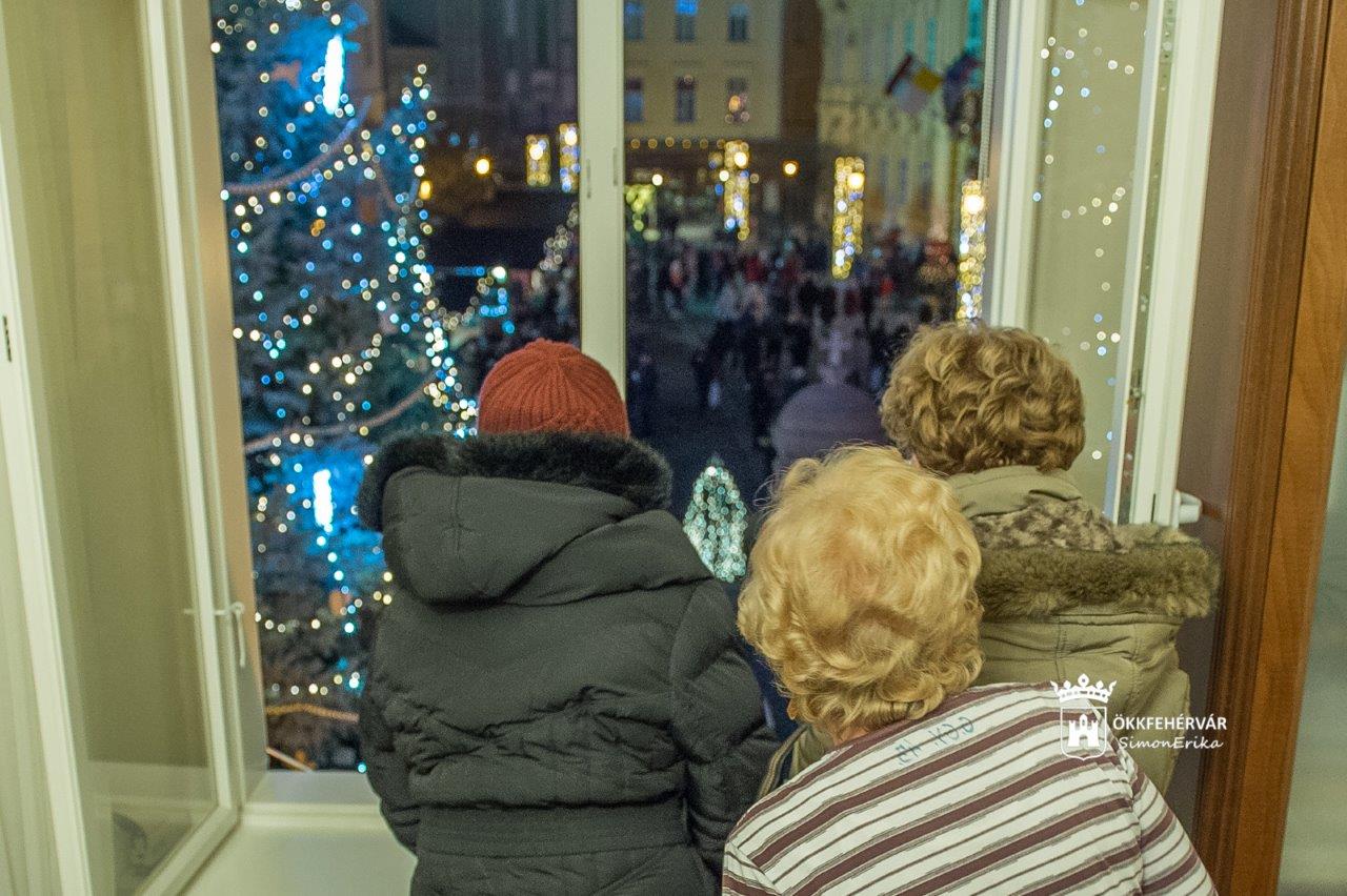 Ilyenek az adventi fények a Városháza ablakaiból